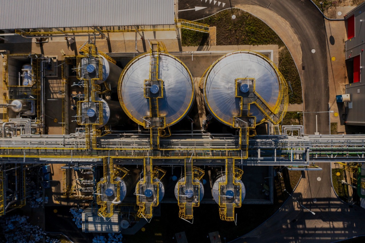 SMR, małe reaktory modułowe i energetyka jądrowa – grupa ORLEN. Mały reaktor modułowy otoczony przez systemy zabezpieczające i kontrolne, służący do wytwarzania energii.